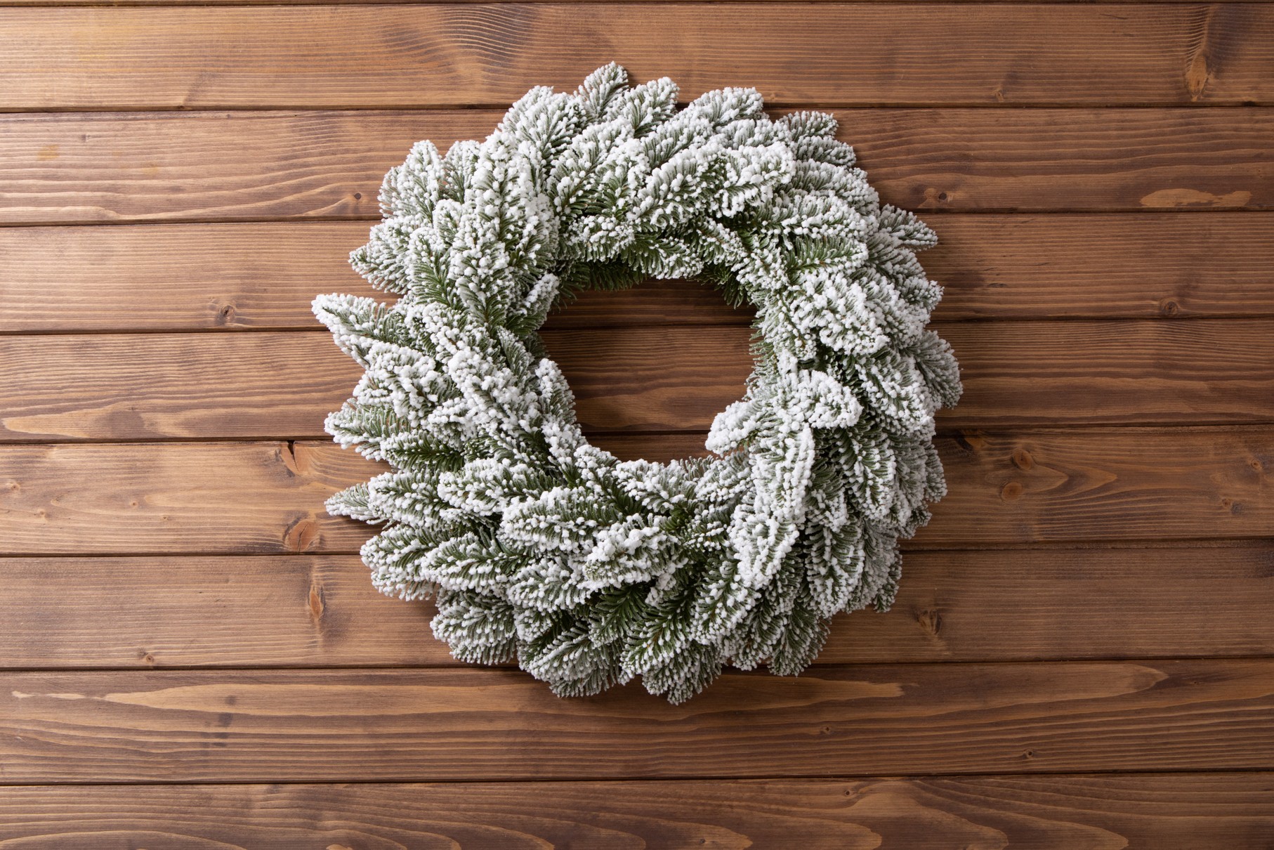 Vianočný veniec biely 50 cm – Zasnežený adventný veniec na dvere