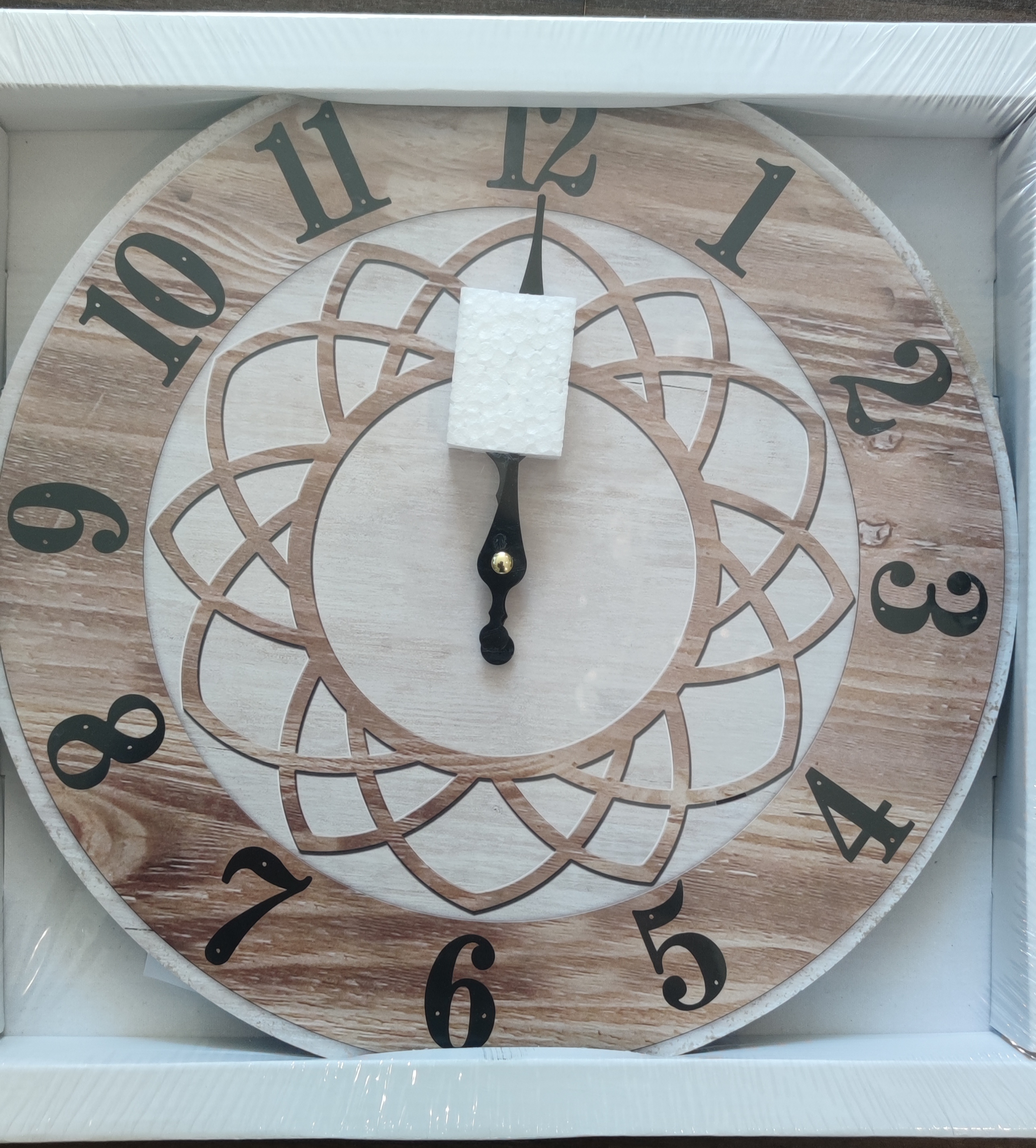 Drevené hodiny s geometrickým ornamentom